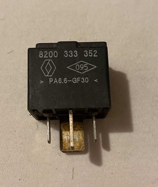 Releu 8200333352 Dacia Logan prima generatie