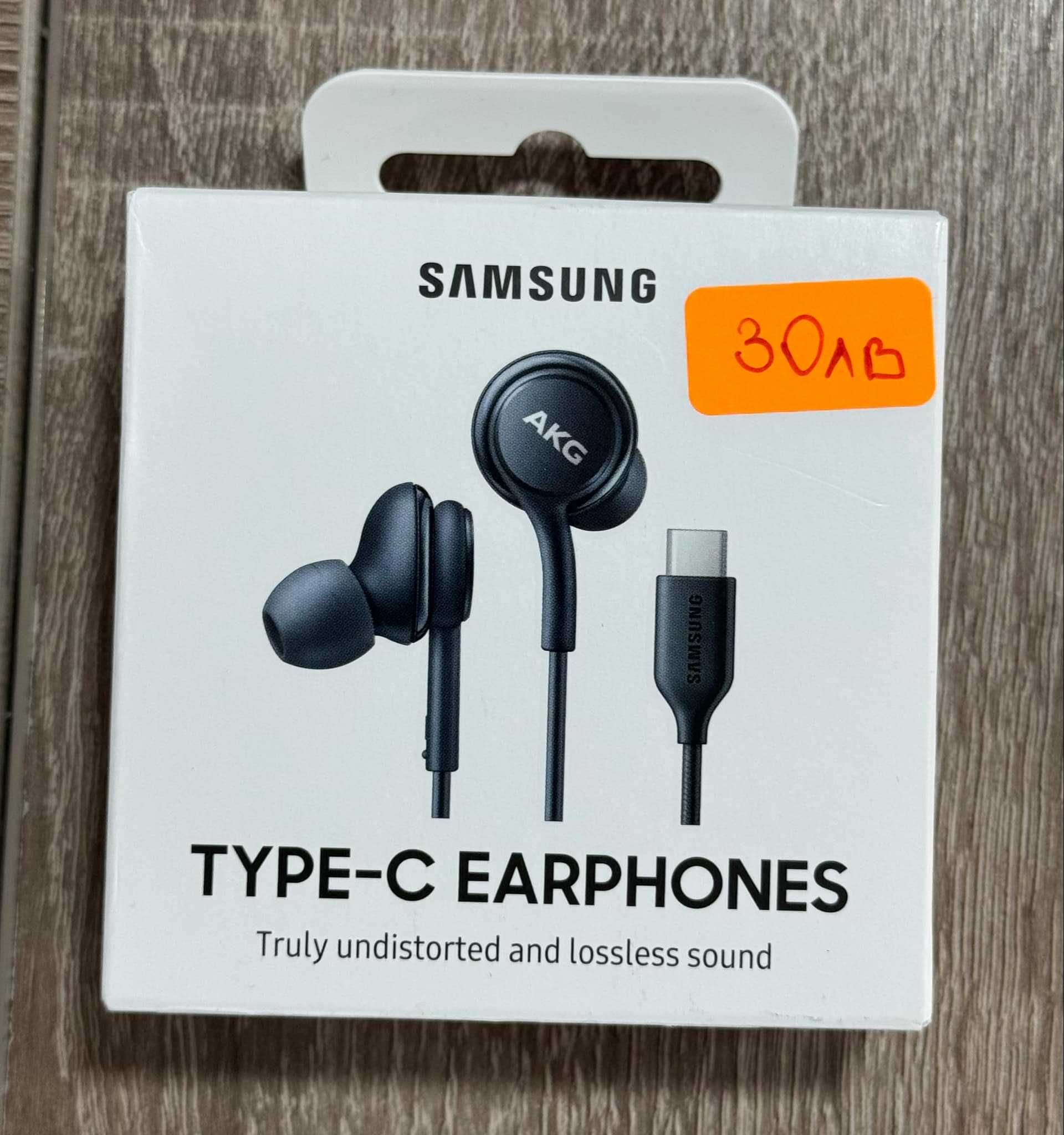 Нови слушалки с кабел за Apple и Samsung.