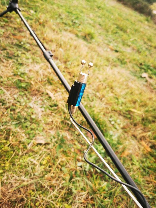 Стойка за дънен риболов, три сигнализатора и три светещи обтегача