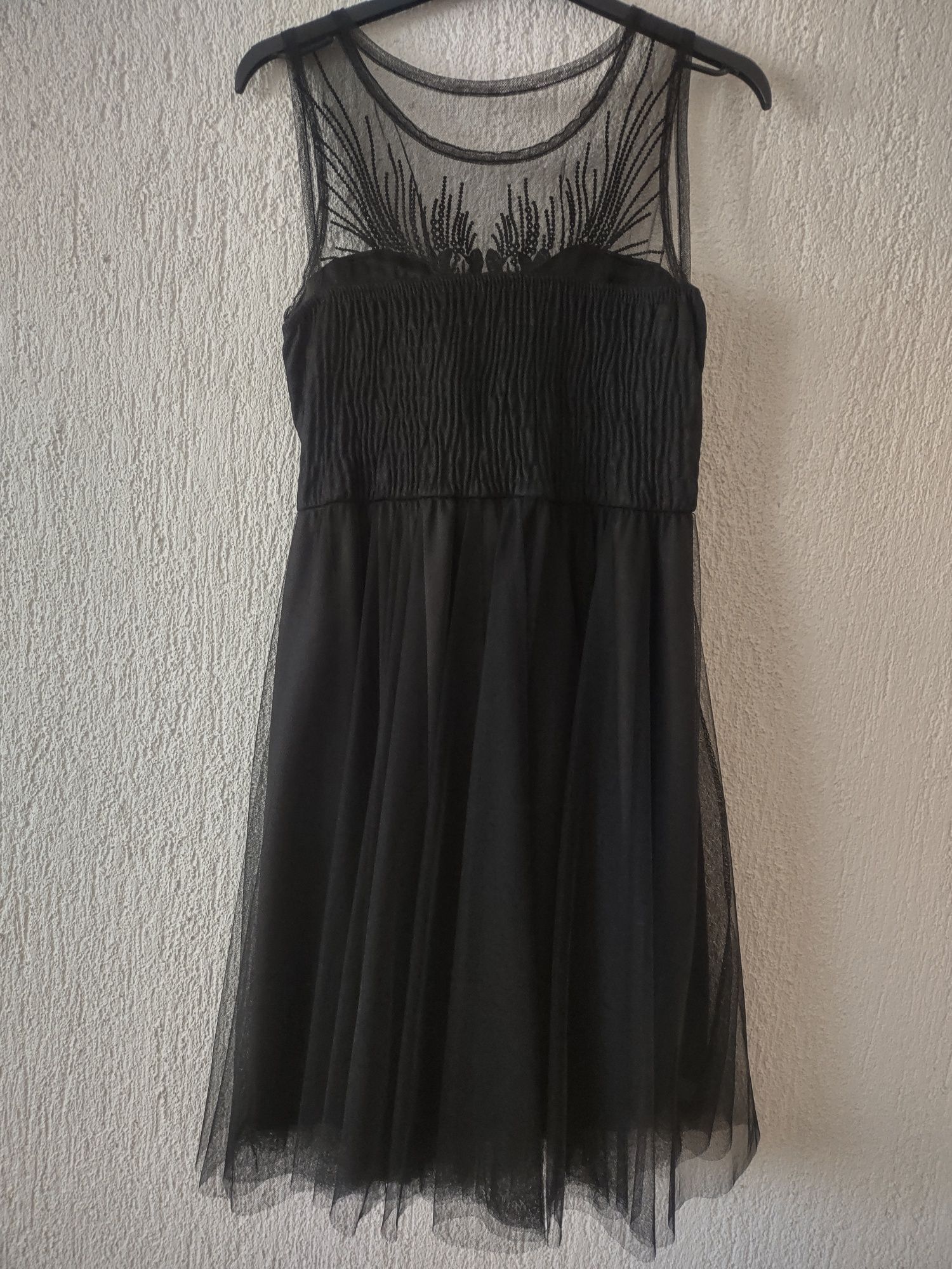 Къса черна рокличка