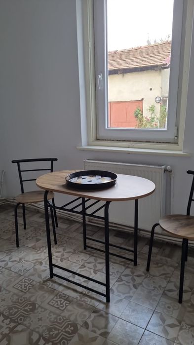 Inchiriez garsoniera separata la casa