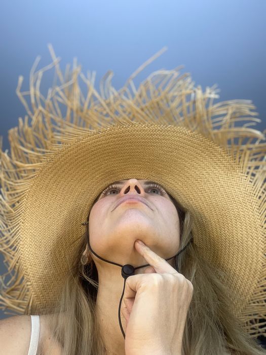 Модная шляпа с декоративной каймой