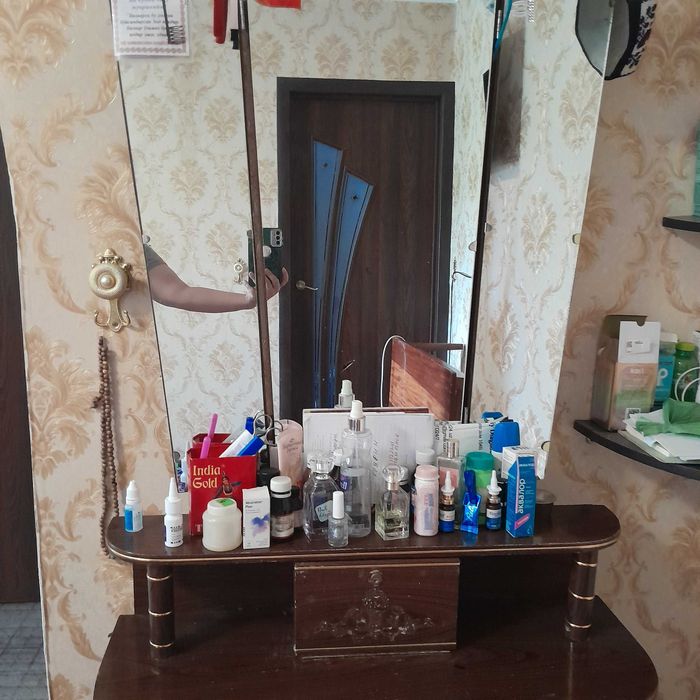 Зудлик билан трюмо сотилади