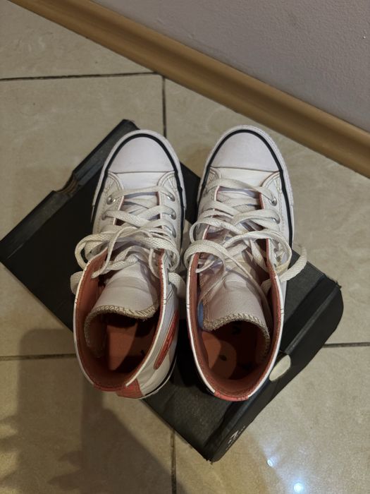 Продавам кожени кецове Converse