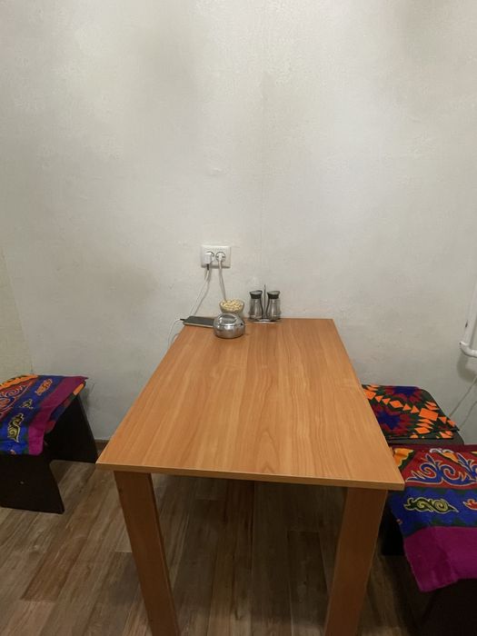 Продам стол и 4 табуретки