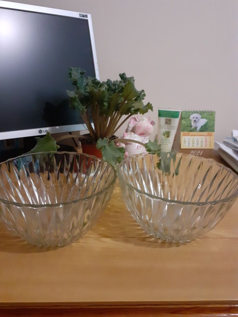 Продам вазы, салатницы.