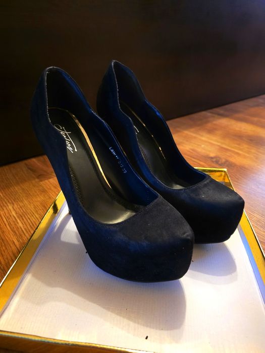 Чисто нови дамски обувки на ток