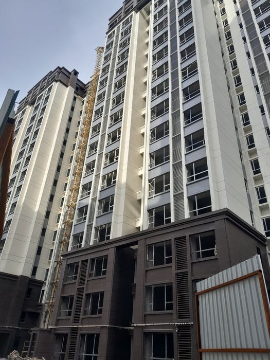 ЖК Нigh Town продается срочно евро 1 комнатная квартира 44+5 балкон