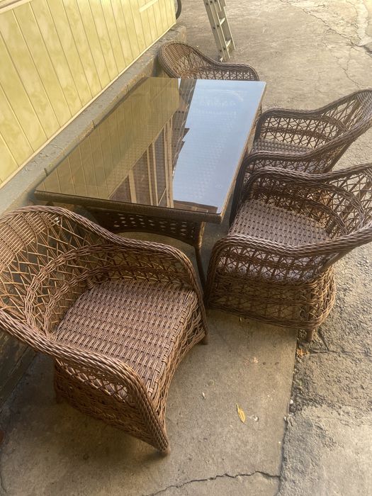 Сотилади Продаётся  -РАТАН- стол стул