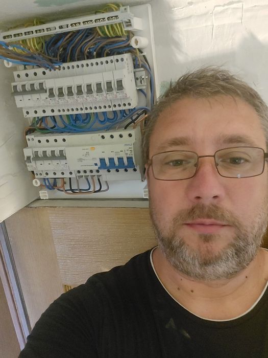 Electrician cu experiență