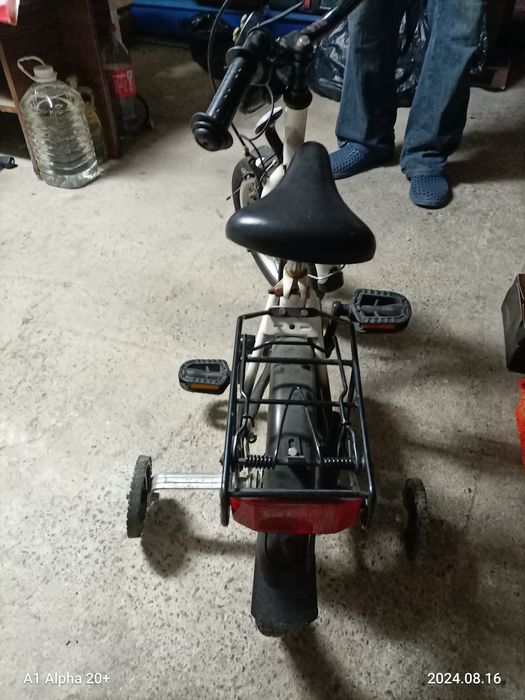 Велосипед с помощни колела за дете от три до шест години