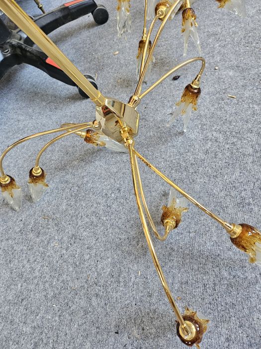 Стилни полилеи със стъклени чашки