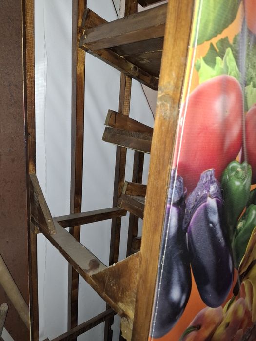 Дървен стелаж за зеленчуци