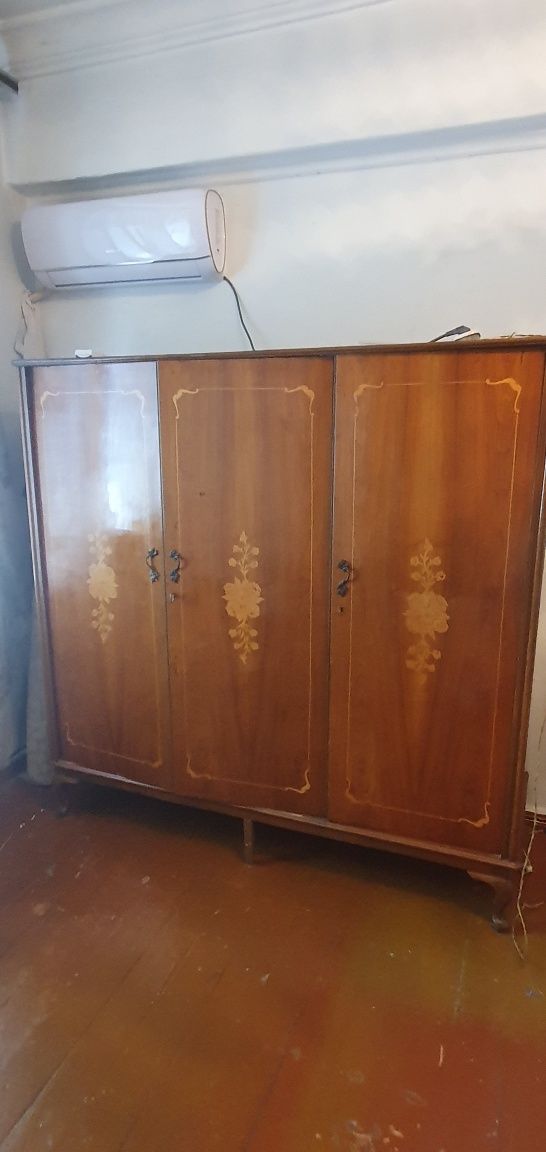 Продам ретро шкаф из натуральног дерева.