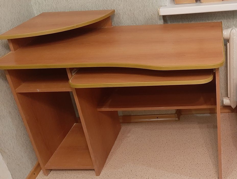 Продам компьютерный стол