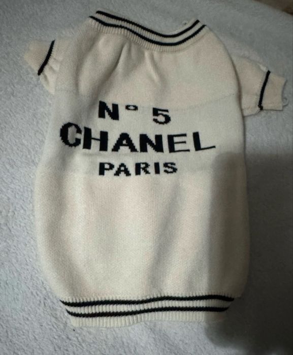 Pulover Chanel pentru căței mărimea M