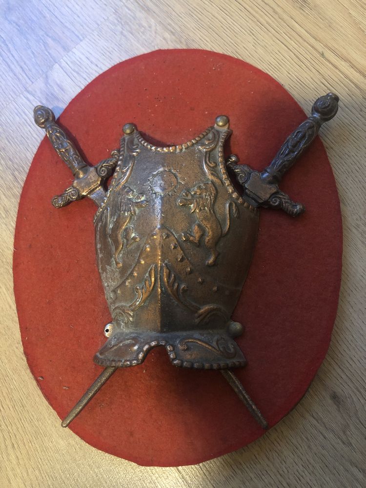 Panoplie miniaturala belgiana cu armura si sabii incrucisate