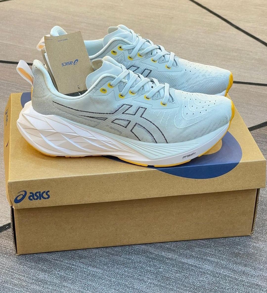 Asics  Novablust 4