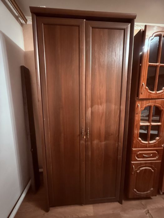 Продается двухдверный шифонер.