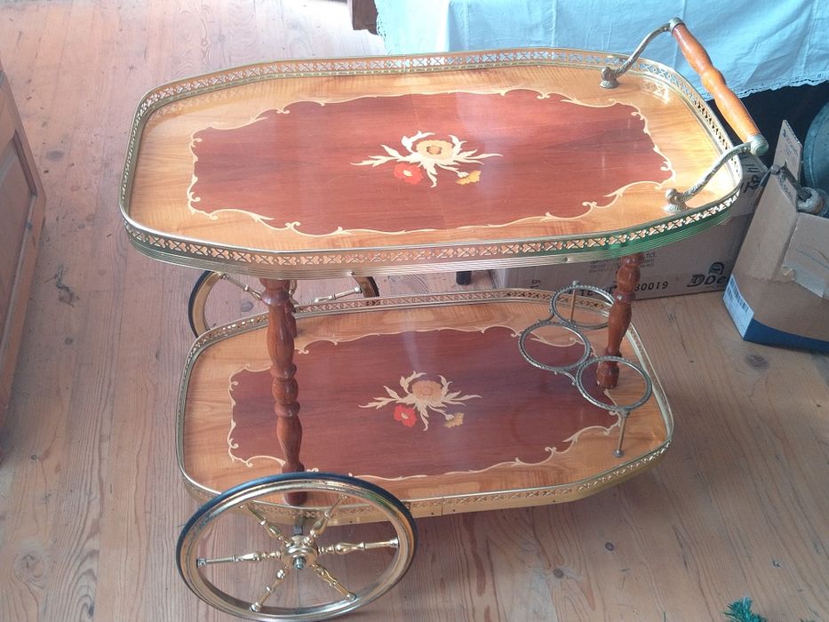 Продавам помощна количка подвижно барче интарзия флорални мотиви