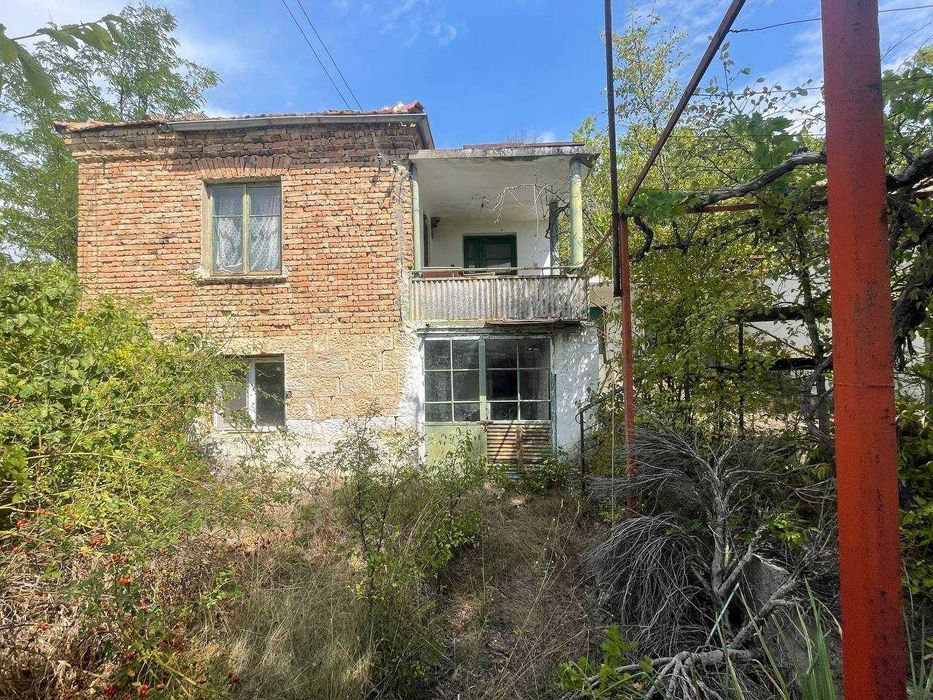 Продава се къща с двор 1 614 кв.м в с. Черни връх, община Смядово