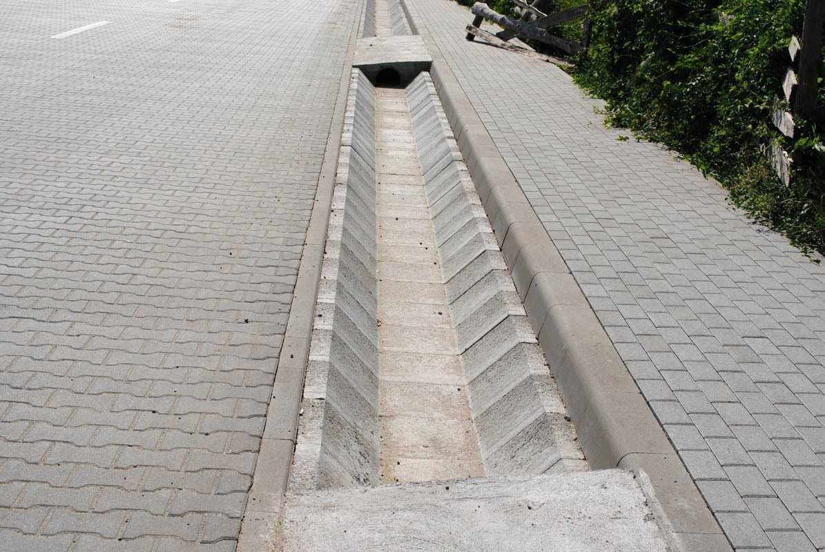 Rigole prefabricate din beton pentru sant trapezoidal