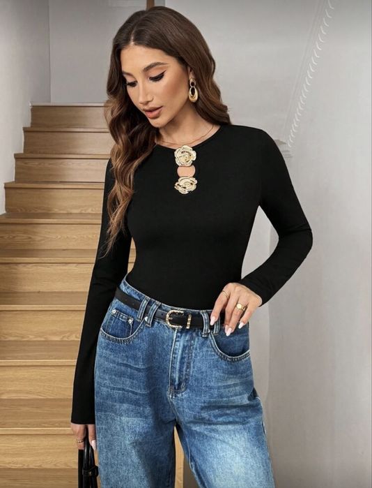 Ефектна блузка с метални елементи