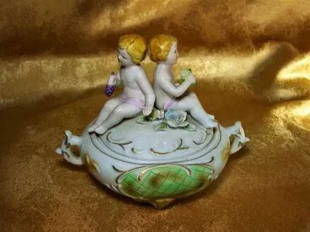 Cutie, bomboniera portelan bisque Majolica, sec 19, amorasi, colectie