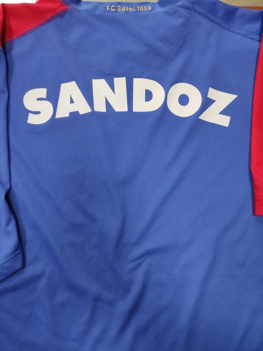 Различни футболни екипи