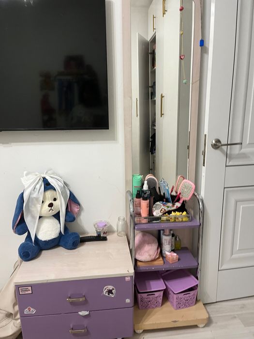 Тумбочка и зеркало