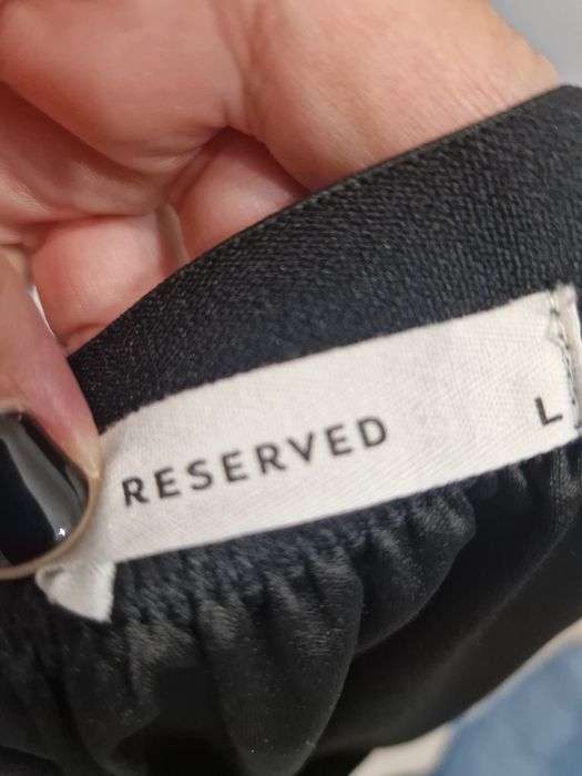 Fusta implisata de voal