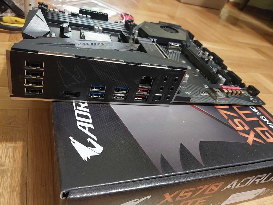 AMD Ryzen 7 5800X + Gigabyte X570 Aorus Elite