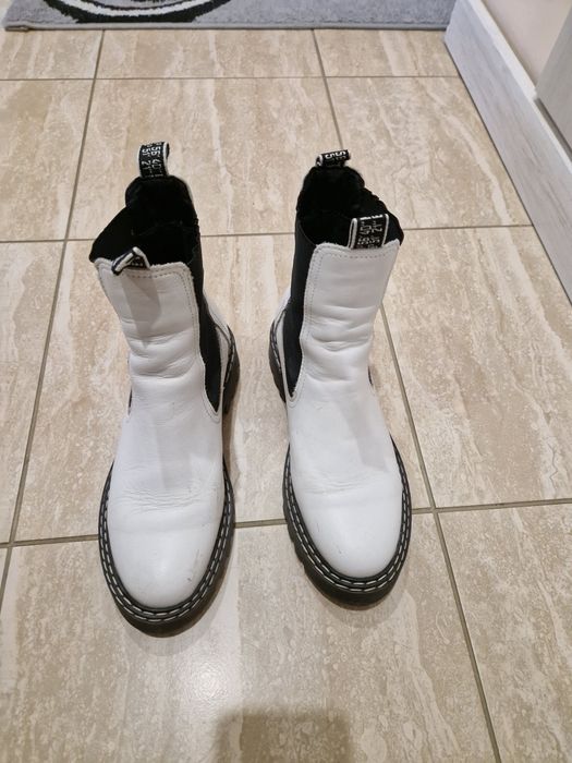 Дамски боти бели