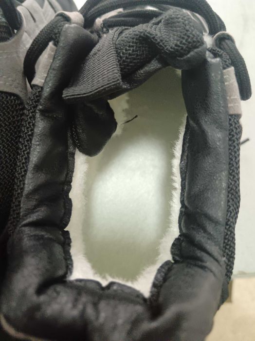 Обувки чисто нови