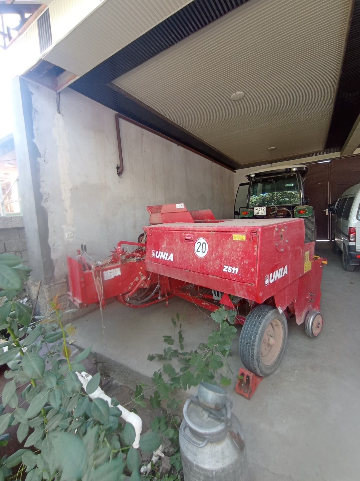 Eles traktor va kaplekt narsalari bilan