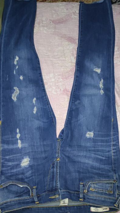 синие джинсы Zara с рваным эффектом.