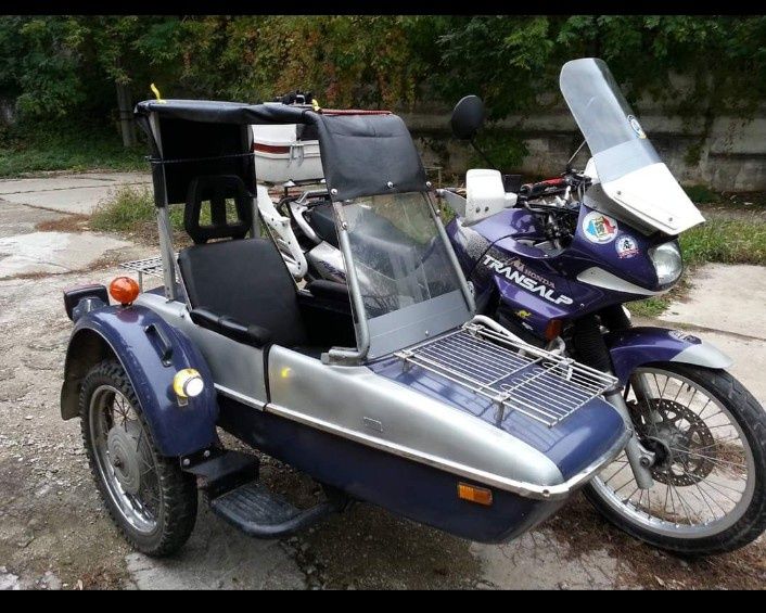 Honda Transalp 600 cu atas.