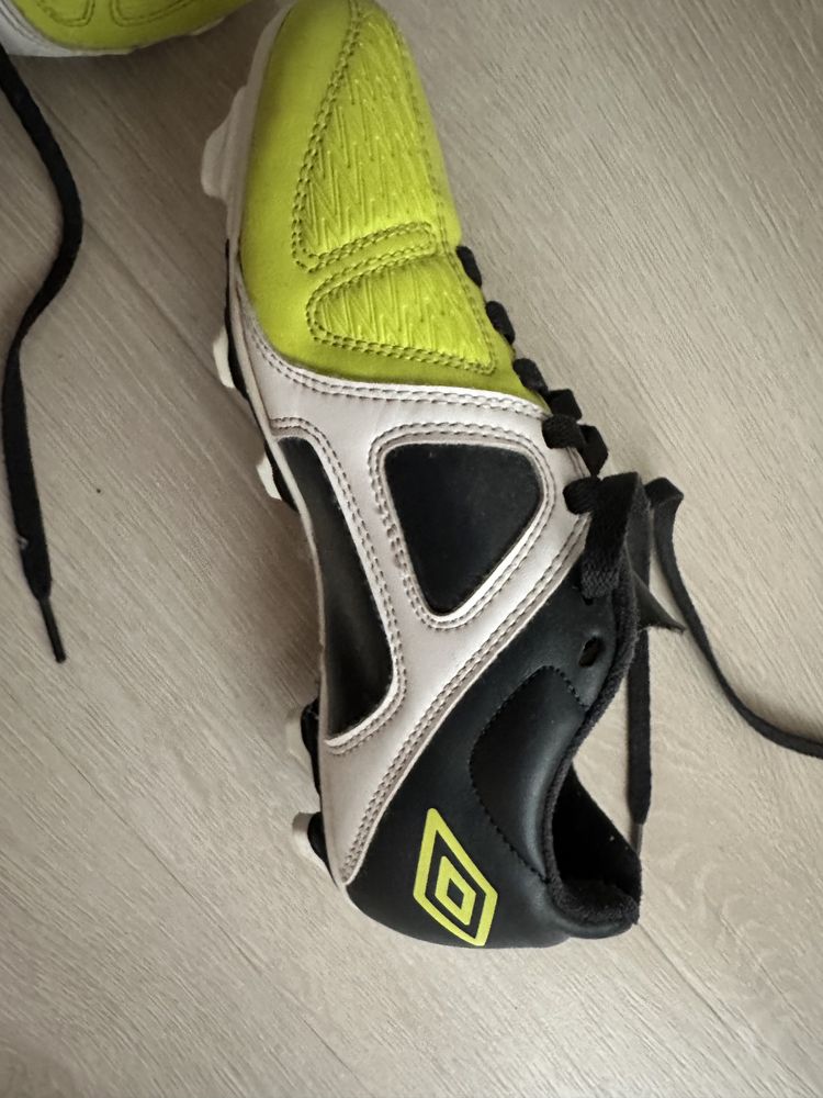 Футболни бутонки Umbro