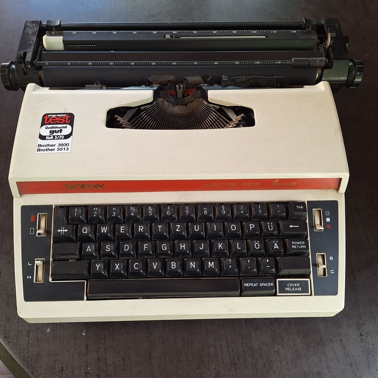 Mașina de scris veche funcțională