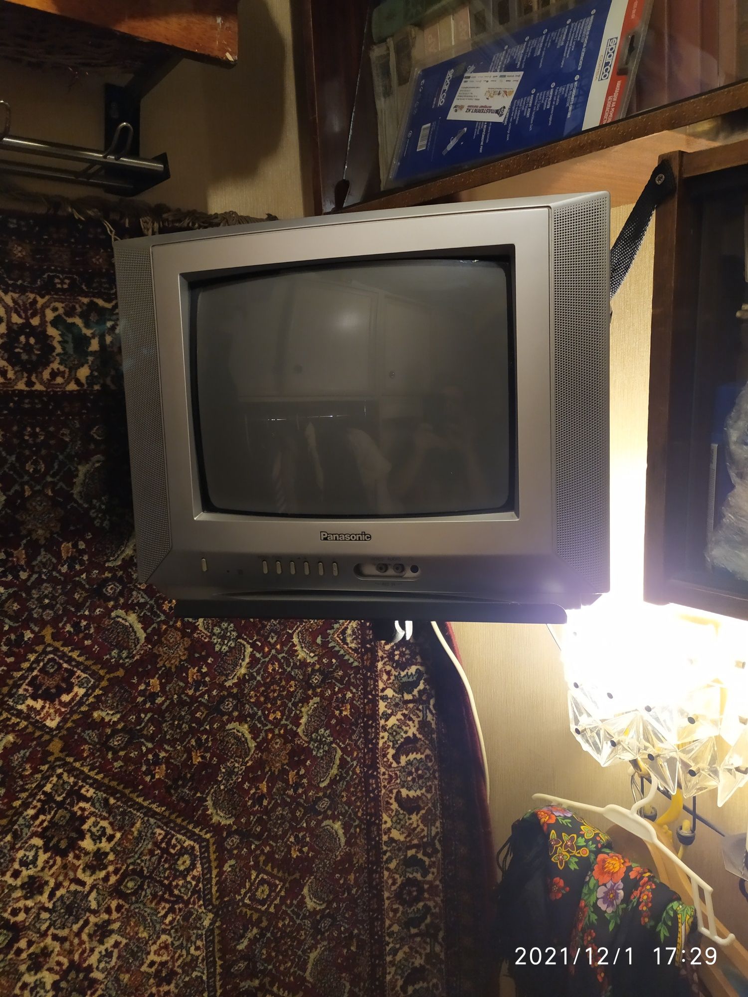Кронштейн  настенный с  телевизором Панасоник