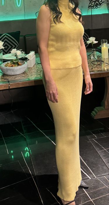 Американка с юбкой в желтом цвете