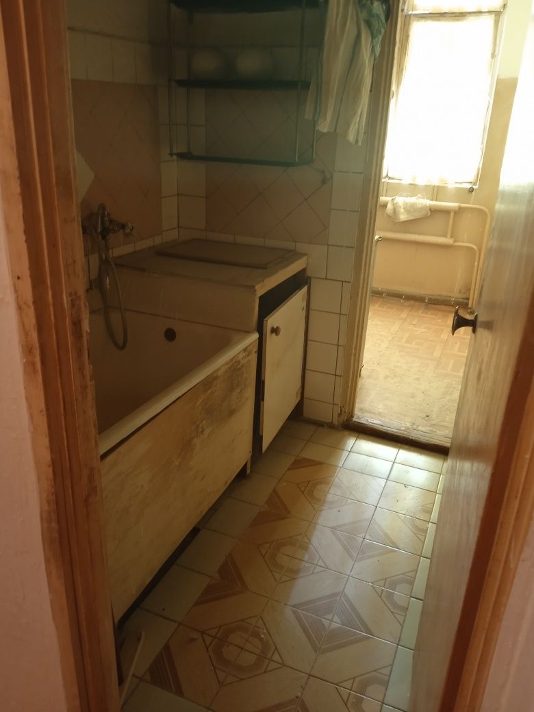 2х комнатная квартира, торец, 1 этаж, без ремонта, Дворец авиастроител