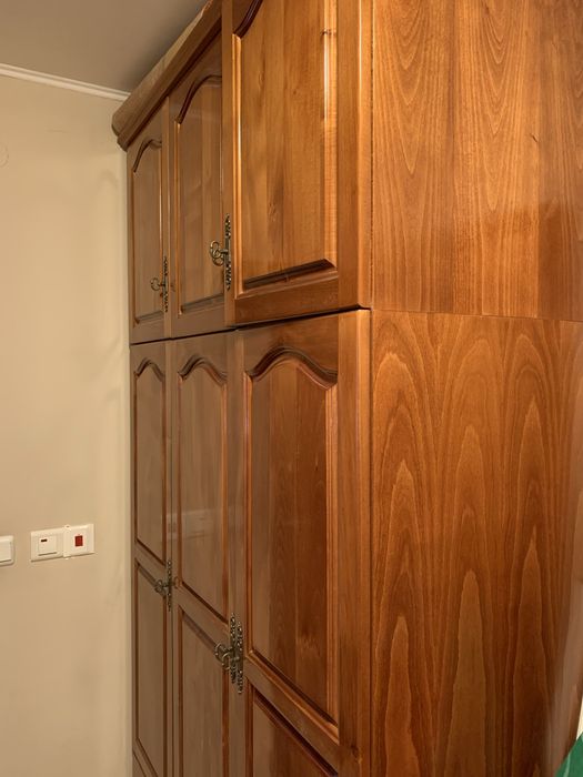 Трикрилен гардероб с надстройка от масив