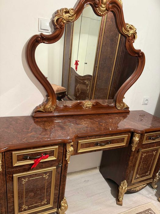 Продаётся спальный гарнитур.