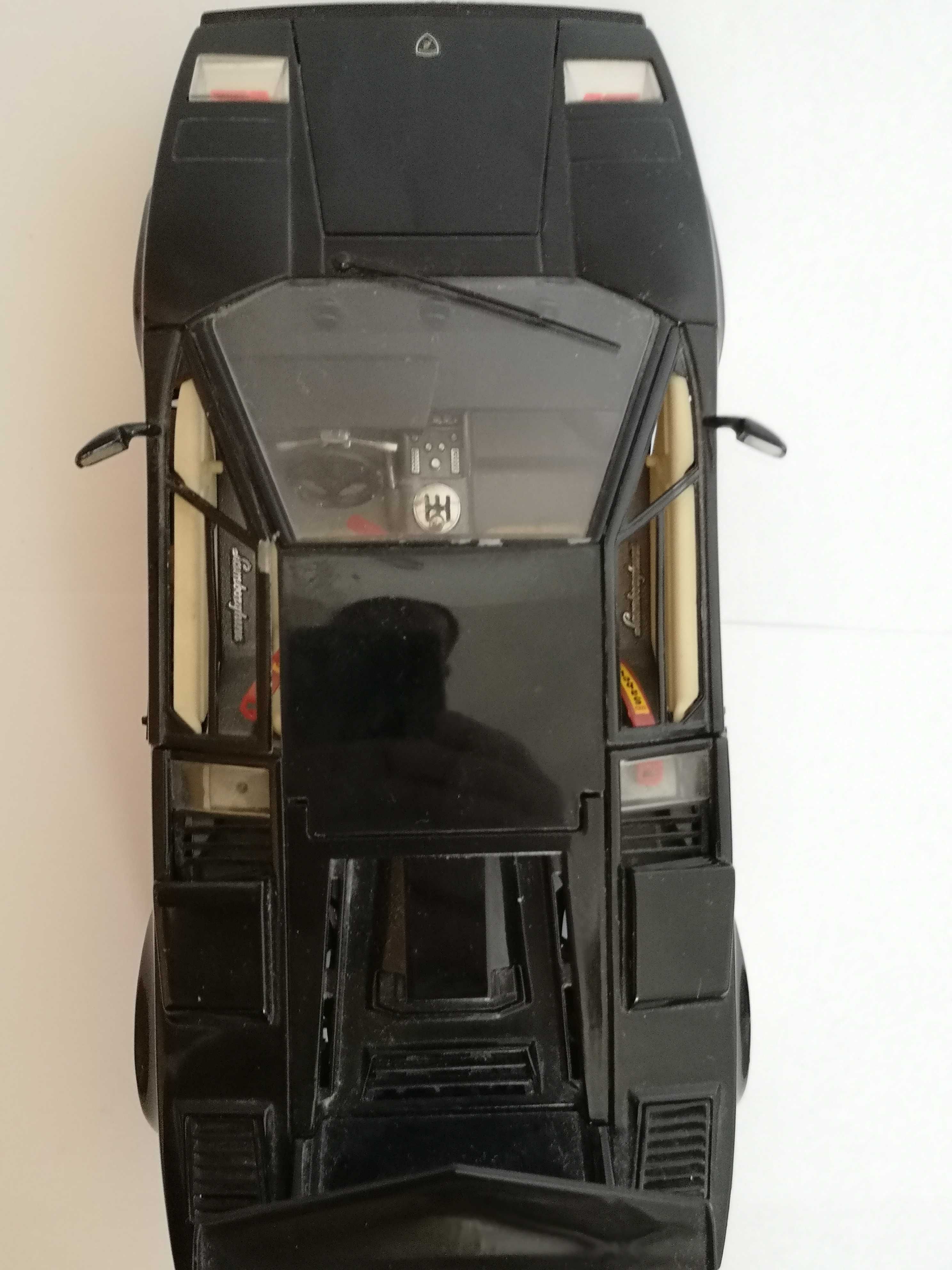 Macheta Lamborghini Countach scara 1:18 Bburago