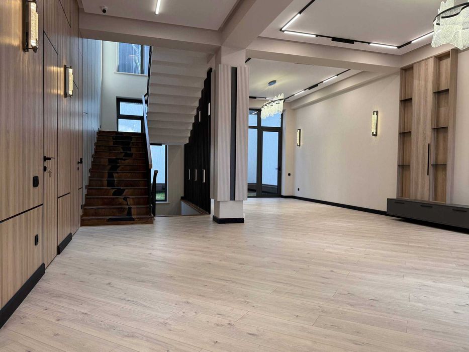 ул. Ракат Боши
3.7 соток
420 м²
Комнат: 6
Санузлов: 8
Бассейн / Хамам