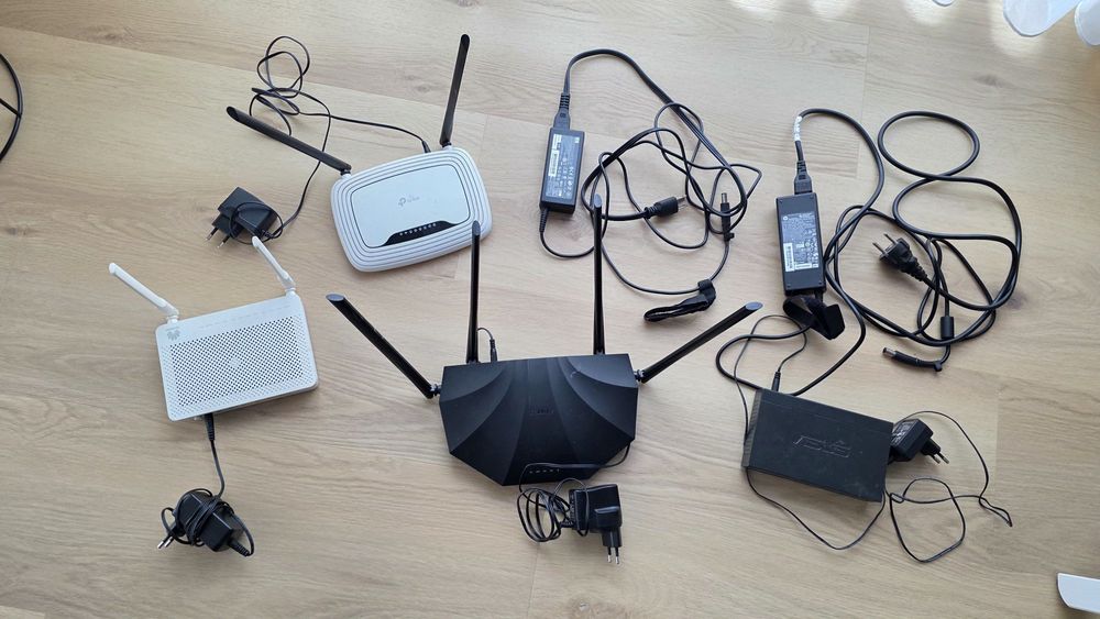 3 рутера - 2 зарядни за laptop HP - 1 суич