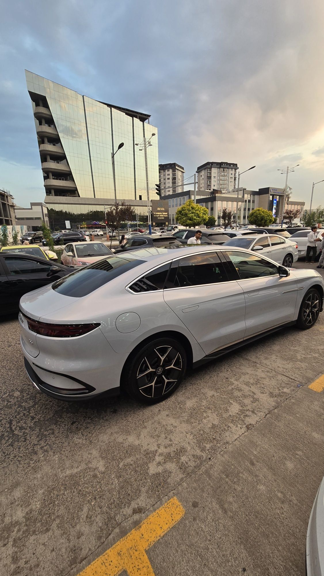 Byd HAN restyling 605km.Perechislenya garantiya 1yil. Seri rangi 34500