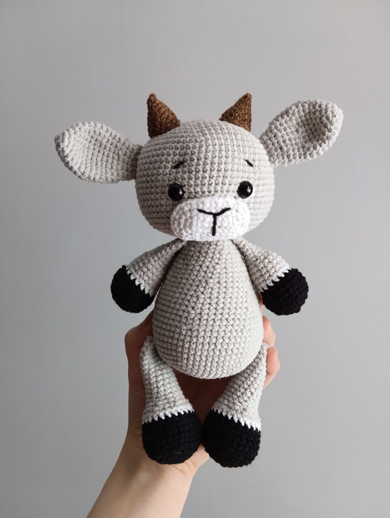 Вязаная игрушка "Козленок"