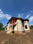 Casa la rosu in Peris